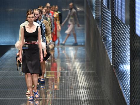 sfilata prada milano settembre 2017|La sfilata di Prada P/E 2017 in diretta da Milano .